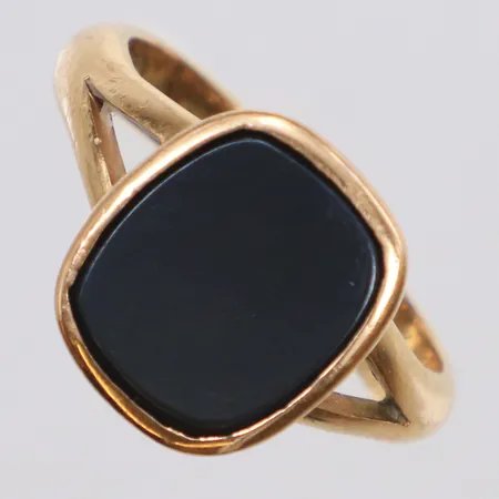 Klackring med svart sten,  stl 17½, bredd 12mm, gravyr, 18K Vikt: 5,5 g