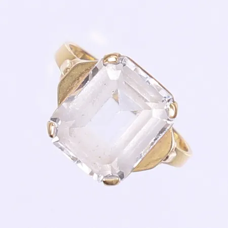 Ring med vit sten tillv. G. Dahlgren & Co stl 17 bredd 2-13mm 18K Bruttovikt: 3,4g Vikt: 3,4 g