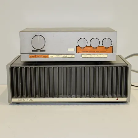Quad 33 för-förstärkare, högklassig vintageförstärkare med 4st ingångar, 3st tonkontroller, 1st Quad 40S slutsteg som levererar 100W per kanal i 8ohm, ej funktionstestad. Skickas med postpaket.