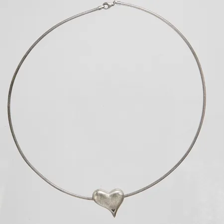 Collier halvstelt med hänge hjärta samt diamanter 3 x ca 0,01ct, längd ca 45cm, bredd 2-22mm, Bastian, 925/1000 silver Vikt: 21,6 g