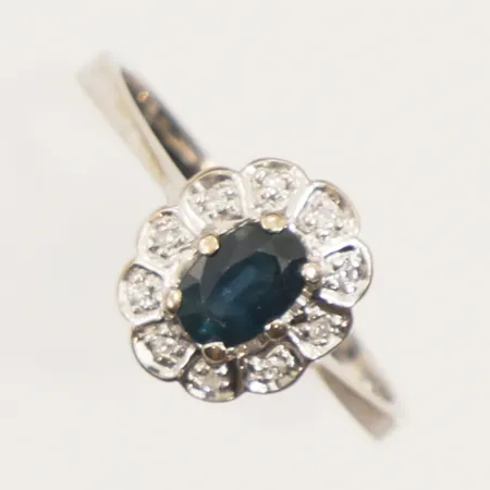Carmoséring med safir och diamanter 10x ca 0,005ct, stl 18¼, bredd 1,8-10,8mm, vitguld, Guldfynd, 18K  Vikt: 3,1 g