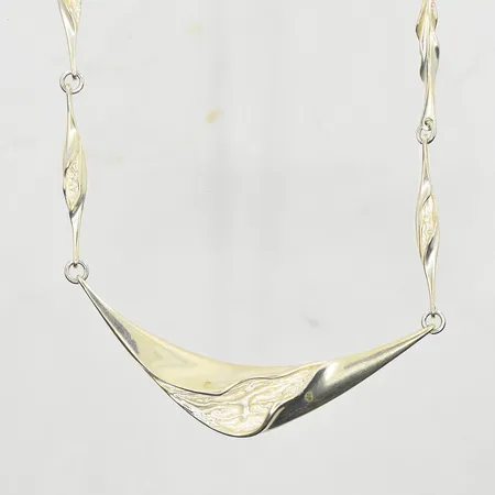 Collier med integrerat hänge, längd 50 cm, länkens bredd 2-5 mm, halvstel modell, endast stämplad 925/1000 silver. Vikt: 31,8 g