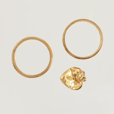 Diverse guld, defekt, graverat, 18K Vikt: 7,9 g