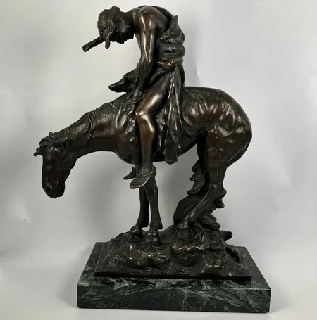 Skulptur efter James Earle Fraser, End of the trail, bronserad metall, på marmorsockel, höjd 38cm, längd 29cm, spjut saknas Skickas med postpaket.