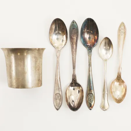 Diverse silver, gravyr, slitage, 830/1000 silver  Vikt: 103,8 g