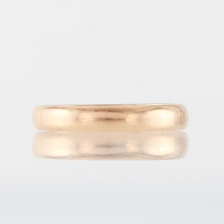 Ring med gravyr 18k,storlek 19 ½ mm, bredd 2.9 mm. Vikt: 2,7 g