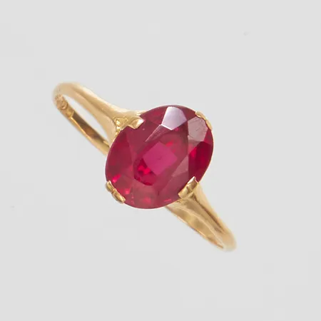 Ring med syntetisk rubin, stl18, bredd 1-9,5mm, skev, bucklig, gravyr, 18K, bruttovikt: 1,8g.