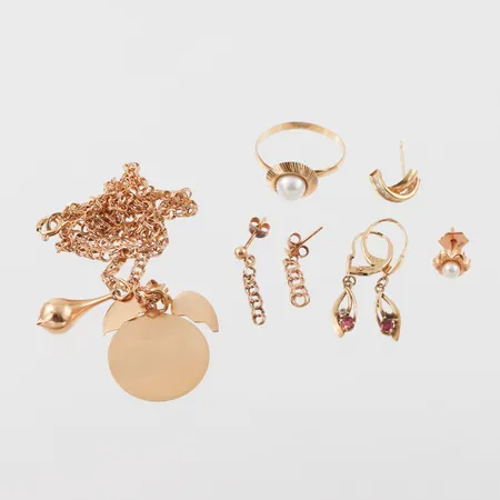 Diverse guld med gravyrer och defekter 18k, pärla,stenar. Vikt: 16 g