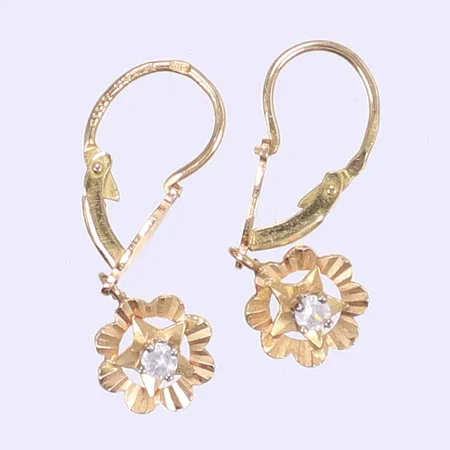 Ett par örhängen med vita stenar 24x8mm 18K  Vikt: 1,2 g