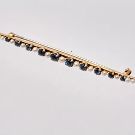 Brosch i 14K guld, mått 3,8x80mm, 13st pärlor, mått 1,8-3mm, 10st blå stenar, mårr 2,3-3,8mm, bruttovikt 4,96g, ca nettovikt 3,9g.