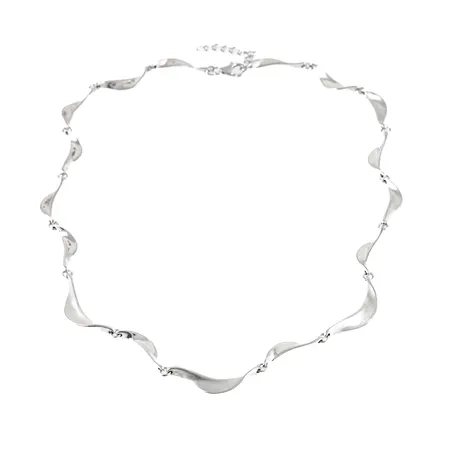 Vågigt collier i silver. Det är 3,5 - 5 mm brett, har ställbar längd 43 - 46 cm och väger 20,9g. Karbinhake. Stämplat GHA (Guldfynd) 925.
