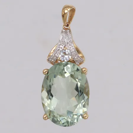 Hänge, vit spinell och diamanter ca 0,02ctv 8/8-slipade, längd 31mm inkl ögla, bredd 12mm, mindre nagg på grön sten, 14K Vikt: 4,6 g