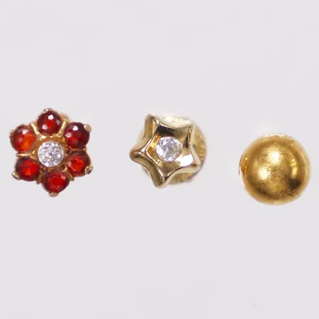 Tre udda örhängen med röda och vita stenar, skeva, skruvlås, ett saknar snurrebuss, 18K Vikt: 0,8 g