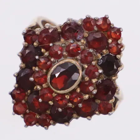 Ring med granater, stl 16¾, bredd 2,4-21,6mm, förgyllt silver 925/1000 Vikt: 5,9 g