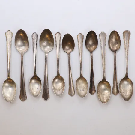 11 Skedar, längd 11-12cm, en udda modell, gravyr, silver 830/1000 Vikt: 123 g