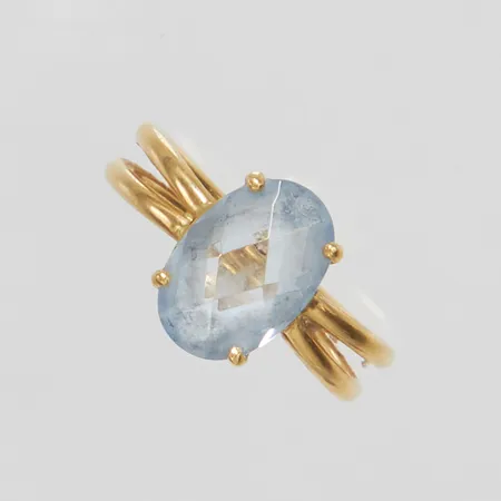 Ring med blå syntetisk spinell, stl18½, bredd 3-4,5mm, GHA, 18K Vikt: 2,2 g