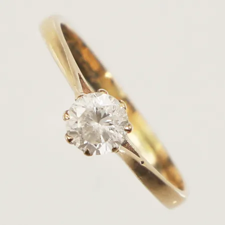 Ring med vit sten, stl 17, bredd 2-5,5mm, 9K  Vikt: 1,6 g