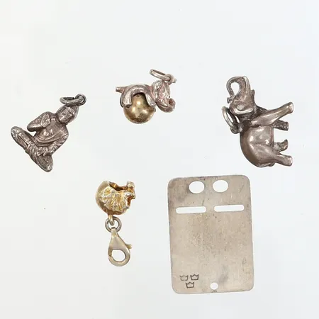 Fem hängen namnbricka Buddha döskalle samt elefanter, längsta: 25mm, silver 925/1000 Vikt: 15 g