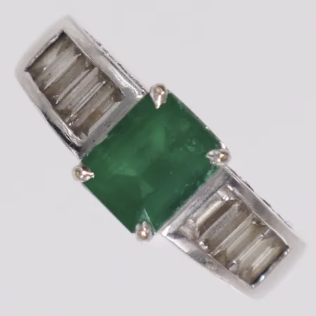 Ring med diamanter 10xca0,02-0,05ct baguetteslipade, 15xca0,01-0,03ct briljantslipade med smaragd, stl 17¾ bredd3,5-8,2mm, vitguld, nagg på sten, 18K Vikt: 7,7 g