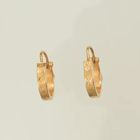 Örhängen med mönster, 14 x 15mm, bredd 3mm, 18K, 1,3g Vikt: 1,3 g