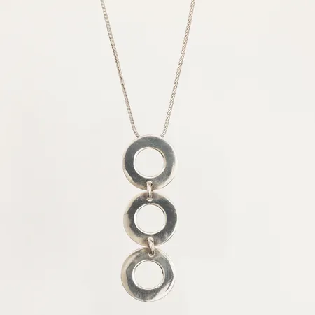 Kedja med integrerat hänge, ca 45cm, hängets mått ca 6cm, bredd ca 2cm, 925/1000 silver Vikt: 15,6 g