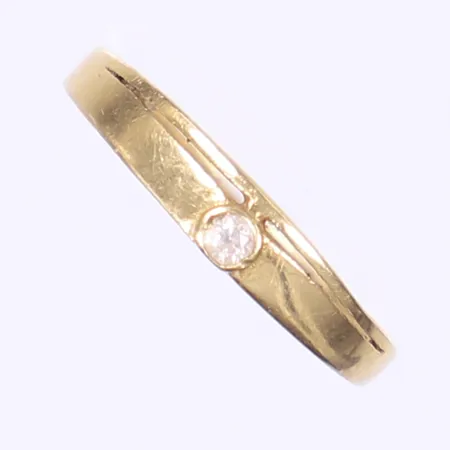 Ring med vit sten stl 15¾ bredd 1-4mm, skev skena, 18K  Vikt: 1 g