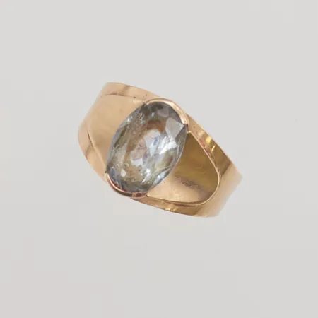 Ring, Ø19, blå sten, skev skena, 14K 3,0g.