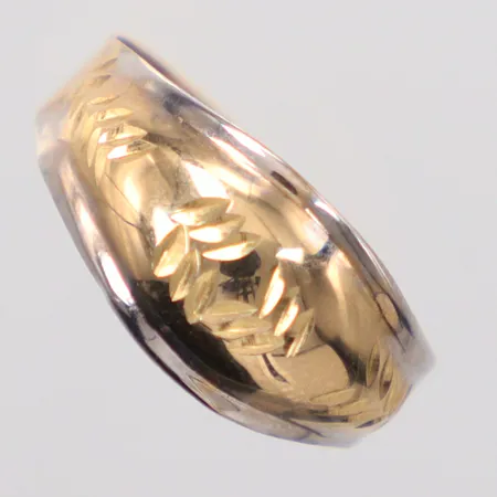 Ring tvåfärgad stl. 18¼, något ojämn i skenan, 14K Vikt: 0,8 g Skickas med postpaket.