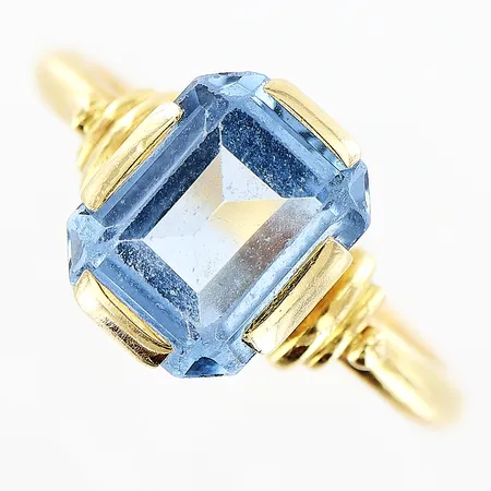Ring med blå sten stl:18¼, skena 2mm, 18K.  Vikt: 4,9 g
