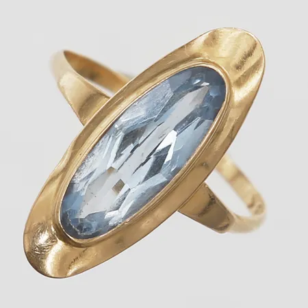 Ring med ljusblå sten stl:17¼, bredd 1,5-21mm, små bucklor, 18K Vikt: 2,3 g