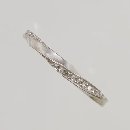 Ring Efva Attling "Viking & Stars" diamanter 26x ca 0,005ct kvalitet TW/SI, stl:16¾ bredd 2mm 18K 2,9g.