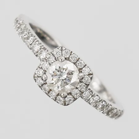 Ring med diamanter 1xca0,40ct 16xca0,01ct 16xca0,005ct ca W(H)/Si, stl:16¾, bredd 2-7mm, Guldfynd Story of Love, vitguld, 18K Vikt: 3,5 g