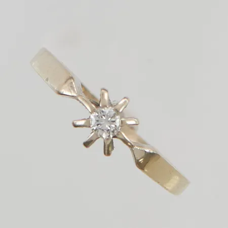 Ring diamant ca 0,10ct, stl:18 bredd 5mm bör omrodieras 18K 2,7g.