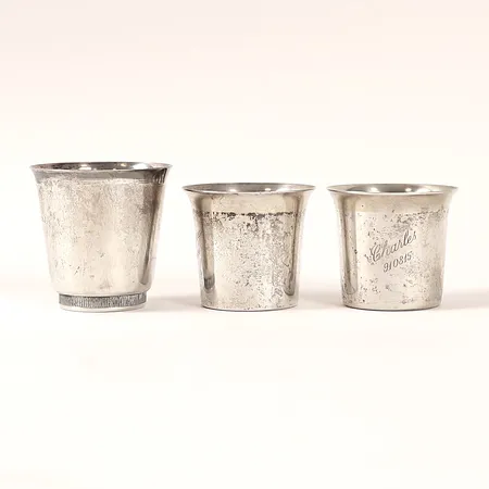 Tre bägare med gravyr höjd 4-5cm, silver 830/1000 Vikt: 69,1 g