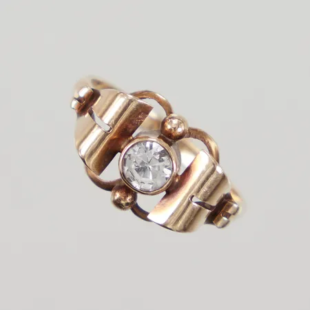 Ring med vit sten stl:14¾ bredd 1,7-8,9mm, sliten sten, otydliga stämplar, 14K, Vikt: 1,6 g
