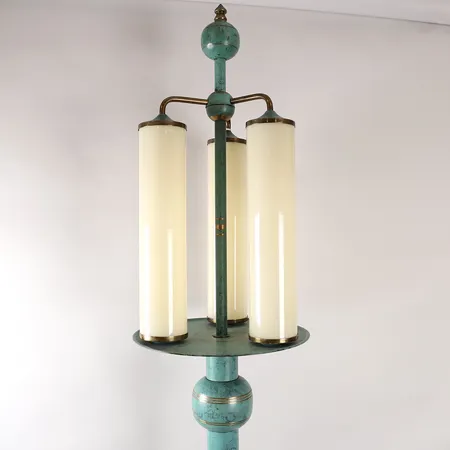 Golvlampa Art Deco troligen Paul Haustein (1880-1944) , patinerad/målad metall, tre cylindriska skärmar, höjd 173cm, fungerar vid katalogiseringstillfället, åldersbetingat slitage, senare el. Specialfrakt, kontakta pantbankskontoret för mer information.