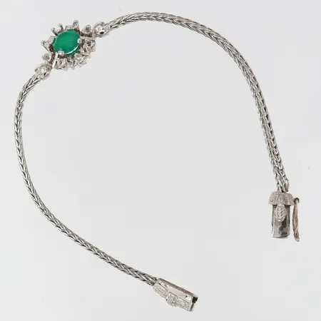Armband med gröna och vita stenar längd 18cm bredd 2-14mm vitmetall. 