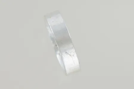 Ring stl:22 bredd 6 mm, hack på sidorna silver 925/1000  Vikt: 8,4 g