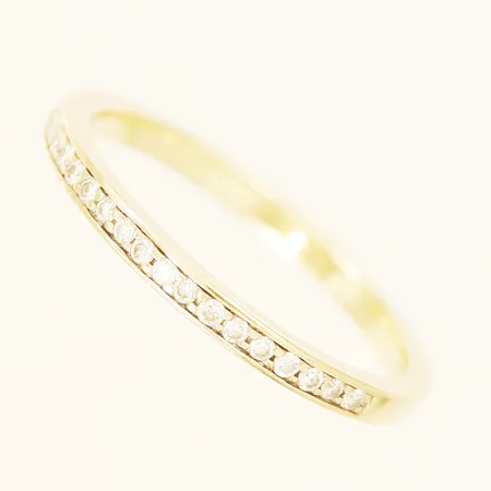 Ring med diamanter totalt 18x0,005ct stl:17 bredd 1,8mm GHA 18K Vikt: 2,2 g
