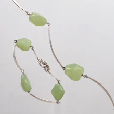 Set Collier trumlade ljusgröna stenar längd 41cm, armband trumlade ljusgröna stenar längd 20cm, Saarela Arvo, år 1963, silver 830/1000 Vikt: 59,4 g