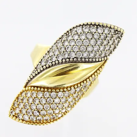 Ring med vita stenar stl:17¼, bredd framtill 35mm, skena 3mm, skev skena, 18K Vikt: 8,2 g