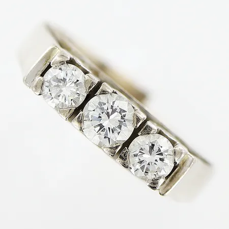 Ring i vitguld med 3 diamanter 0,75ctv enligt gravyr, stl:ca 19, bredd 3,5-4,5mm, klippt skena, 18K Vikt: 6 g