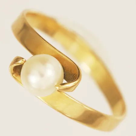 Ring med pärla stl:18¾ bredd 2,5mm 18K Vikt: 2,4 g