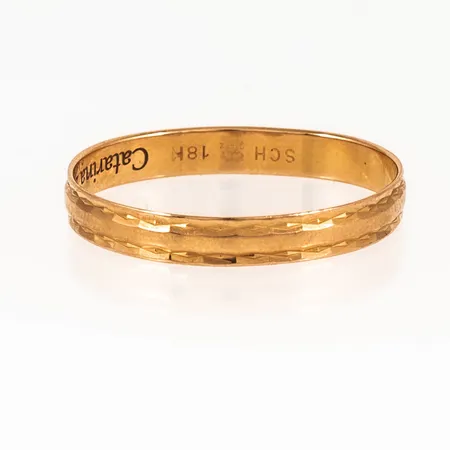Ring med mönster stl:21½ bredd 3,5mm, höjd 0,6mm, skev skena, gravyr, 18K 1,7g. 