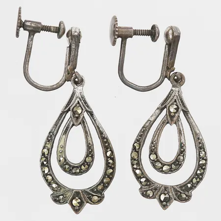 Örhängen med markasiter längd 32mm, bredd 13mm, skruvlås, silver 830/1000 Vikt: 4,4 g