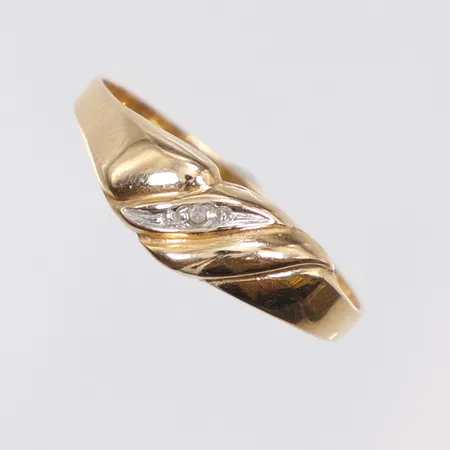 Ring med diamant 1xca0,005ct stl:18 bredd 1,5-5mm 18K Vikt: 1,2 g