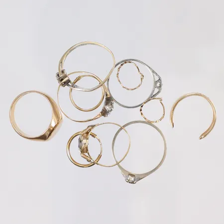 Diverse guld med defekter med små diamanter 4xca0,005-0,02ct och sten 18K Vikt: 15,4 g