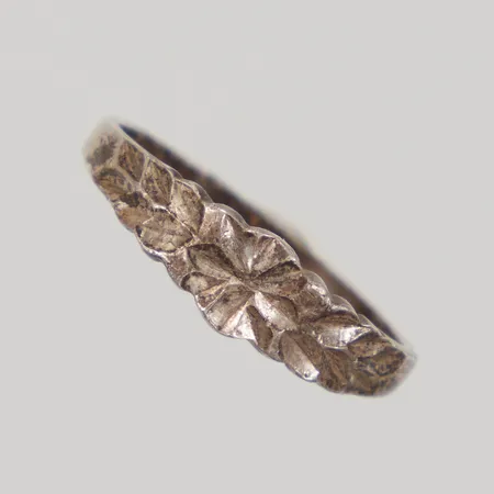 Ring stl 16¾, bredd 1,6-5,3mm, mönsterdekor, silver Vikt: 1,5 g