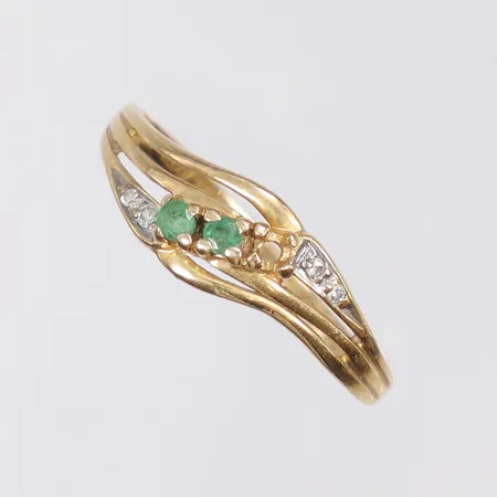 Ring med gröna stenar och diamanter 4x0,01ct, skev, saknar en sten, 18K Vikt: 1,2 g