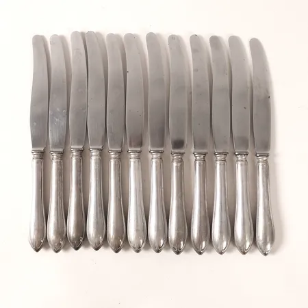 Tolv knivar med blad i rostfritt stål längd 22cm, silver 830/1000 Vikt: 580,7 g